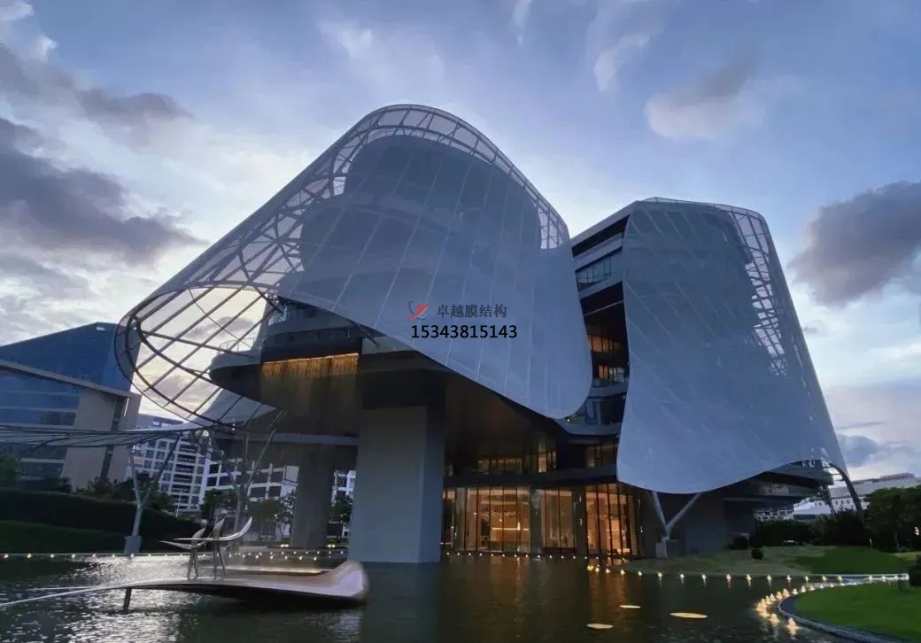優(yōu)雅而懸浮，PTFE膜結(jié)構(gòu)外立面建筑